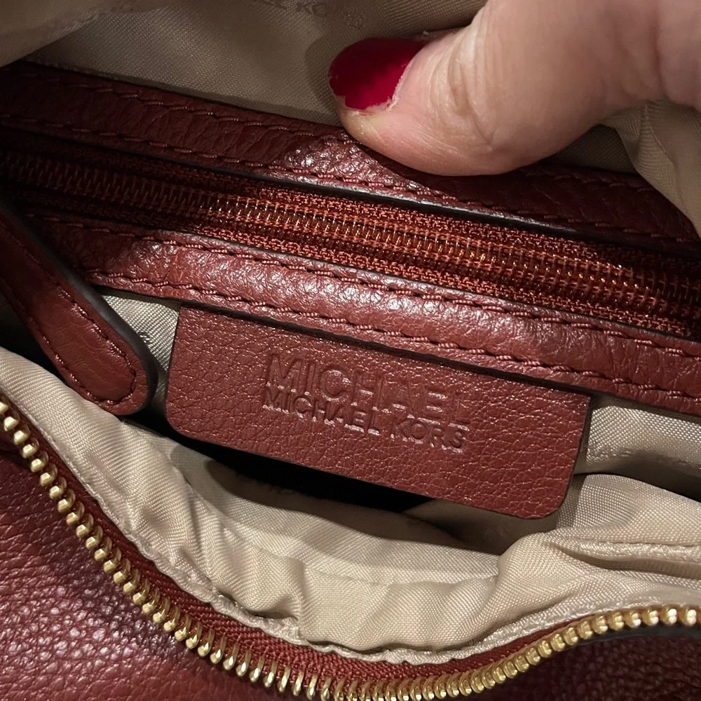 Michael Kors Raven Medium Leather Messenger Bag - Picture 12 of 13